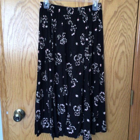 Sag Harbor - Black skirt with white and pink flowers and green foliage - Picture 8 of 12